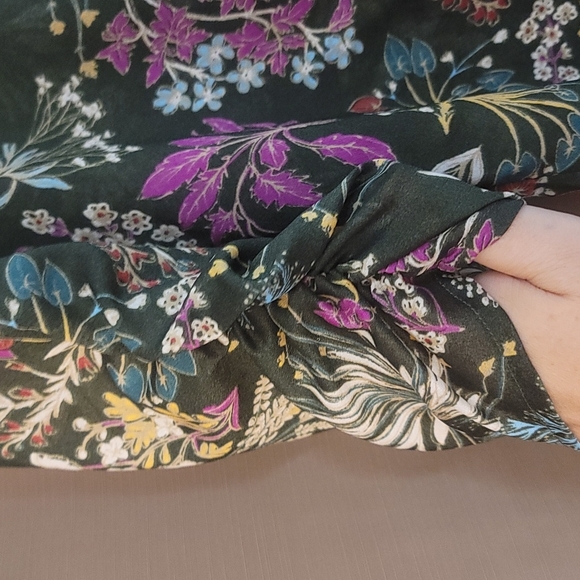 Renee C. High-Low peasant blouse with ruched sleeves. Size Medium - Picture 3 of 6